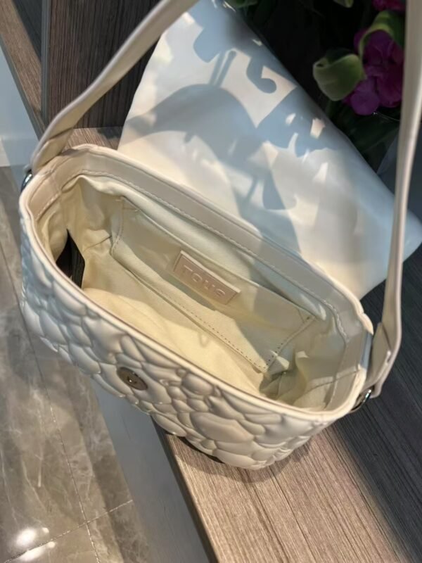 T62070 tous one shoulder bag