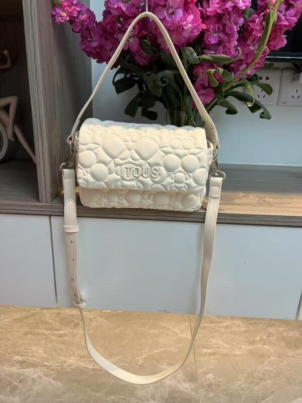 T62070 tous one shoulder bag
