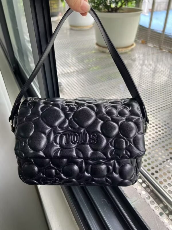 T62070 tous one shoulder bag